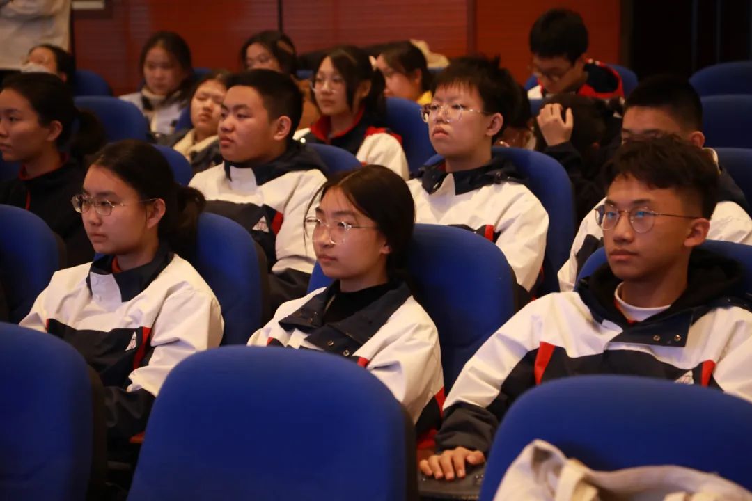 同學(xué)觀看演出。 付軍攝