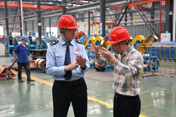 高新區(qū)稅務(wù)局黨委書記、局長黃偉（左）走訪重慶燕牌電線電纜有限公司，宣傳稅費優(yōu)惠政策，了解企業(yè)涉稅需求。受訪企業(yè)供圖