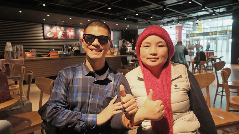 張洪與妻子夏瓊合影。 李聰沖 攝