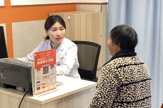 門診問(wèn)詢。重慶市紅十字會(huì)醫(yī)院供圖