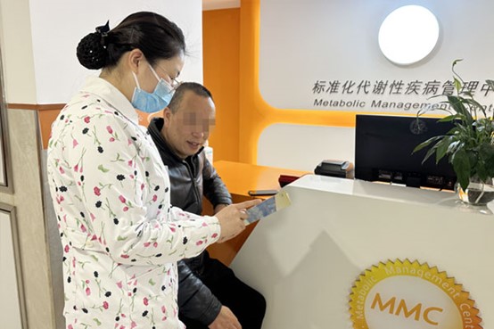 患者在標(biāo)準(zhǔn)化代謝性疾病管理中心接受健康宣教。重慶市紅十字會(huì)醫(yī)院供圖