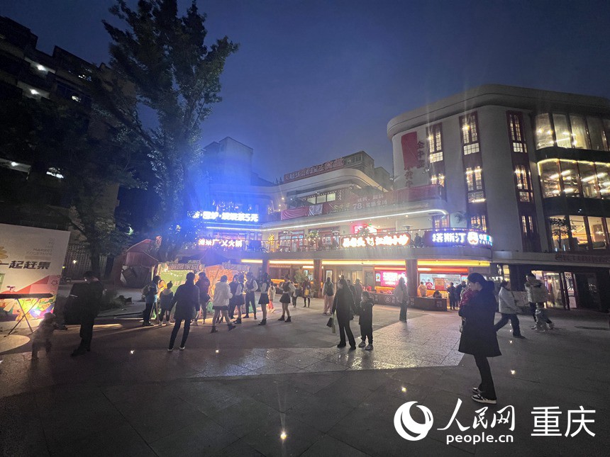 晚上，很多游客來民主村打卡，居民也飯后出來散步。人民網(wǎng)記者 胡虹攝