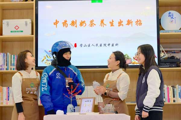 “中藥制奶茶 養(yǎng)生出新招”。胡悅建攝