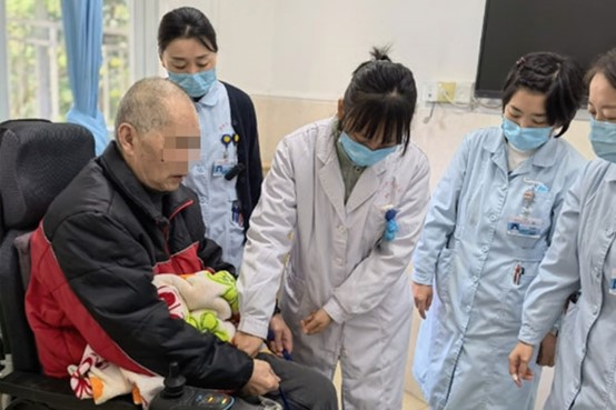 臨床查房。西南大學醫(yī)院供圖