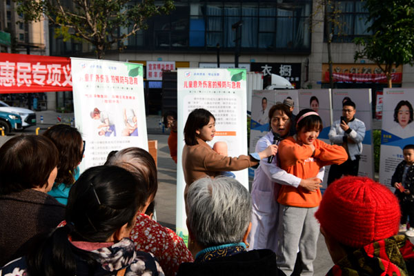 科普基地“海姆立克”教學。璧山區(qū)婦幼保健院供圖
