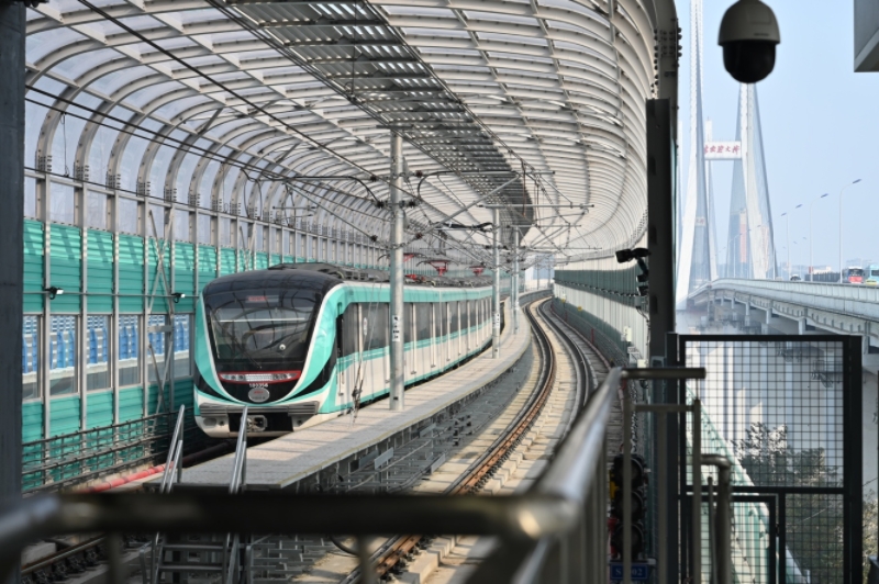 重慶軌道交通18號線。鄒樂攝