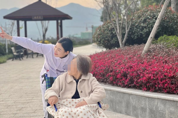 日常照護(hù)。兩江新區(qū)人民醫(yī)院供圖