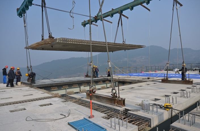 渝湘復(fù)線高速公路雙堡特大橋施工現(xiàn)場。重慶高速集團(tuán)供圖