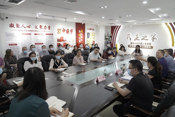 永川區(qū)人民醫(yī)院黨政班子與黨外知識分子交心談心。永川區(qū)委統(tǒng)戰(zhàn)部供圖
