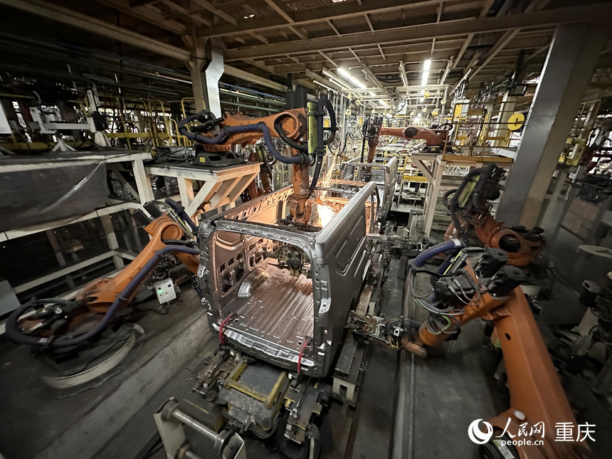 長安跨越焊接車間機(jī)器正在焊接。人民網(wǎng)記者 劉政寧攝