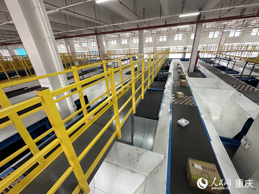 中通快遞渝東(萬州)智能科技產(chǎn)業(yè)鏈園區(qū)的自動分揀線。人民網(wǎng)記者 劉政寧攝