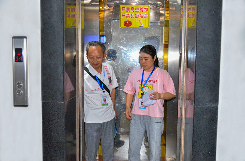 牌樓街道大河溝社區(qū)，物業(yè)長、樓棟長排查居民反映的電梯安全問題。付作僑攝