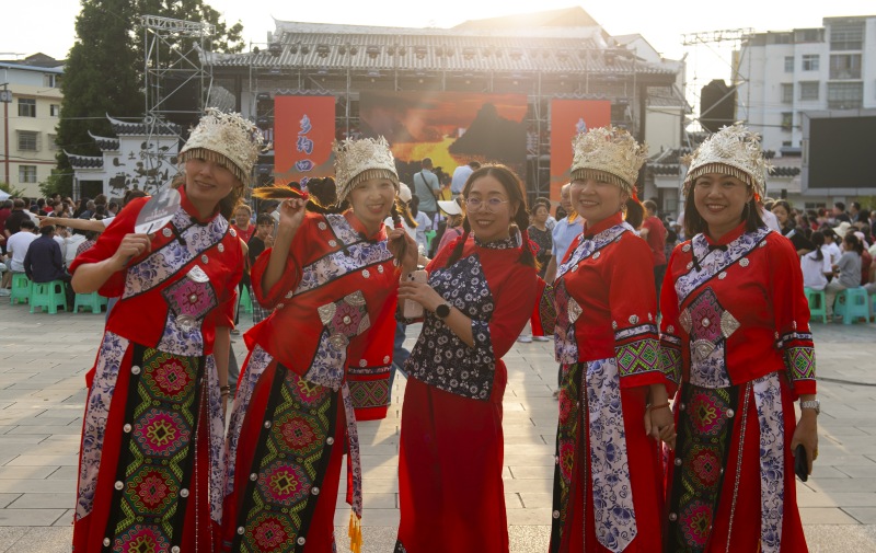 恒合土家族鄉(xiāng)，村民精心打扮參加“周周樂(lè)”活動(dòng)。冉孟軍攝