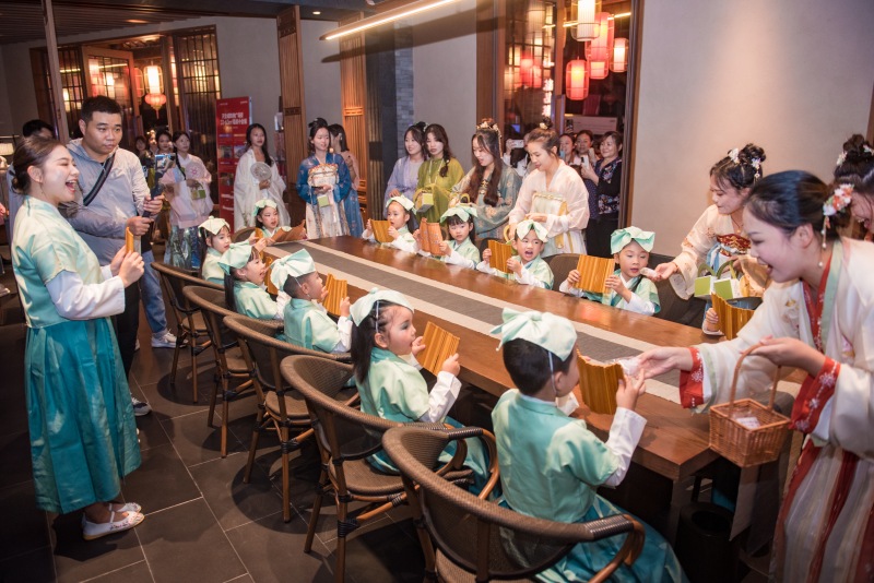 周家壩街道“周周樂(lè)”活動(dòng)，市民體驗(yàn)傳統(tǒng)文化。侯本艷攝