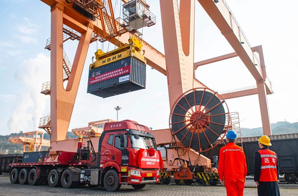 進(jìn)行貨物裝卸。冉孟軍攝