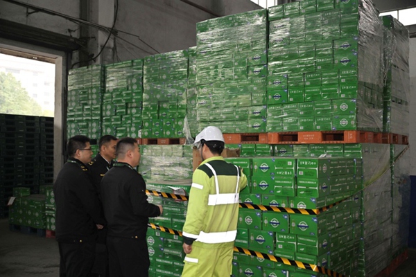 執(zhí)法現(xiàn)場。重慶市市場監(jiān)管綜合行政執(zhí)法總隊供圖