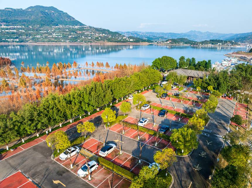 開(kāi)州區(qū)文峰街道，環(huán)境優(yōu)美又方便實(shí)用的濱湖停車(chē)場(chǎng)。王曉宇攝