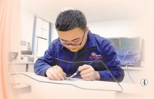 重慶工商學校學生宋鑫正在實訓室工作。重慶工商學校供圖