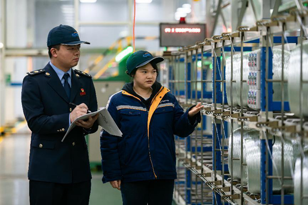 在重慶國際復(fù)合材料股份有限公司生產(chǎn)車間，大渡口區(qū)稅務(wù)人員實(shí)地了解企業(yè)生產(chǎn)情況，宣傳輔導(dǎo)相關(guān)稅費(fèi)優(yōu)惠政策，解答涉稅疑問。郭睿攝