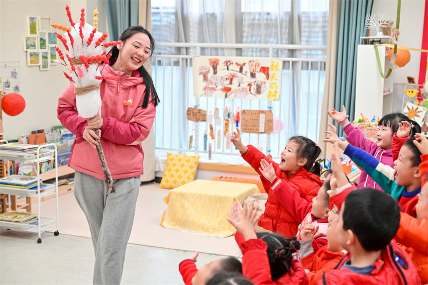 老師給孩子們展示手工糖葫蘆。郭旭攝