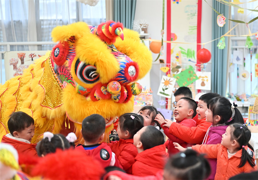 小朋友們與舞獅互動。郭旭攝