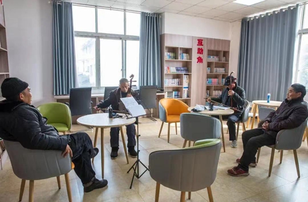 “愛心食堂+”服務(wù)，老人吃完飯還可休閑娛樂。王孟舉攝