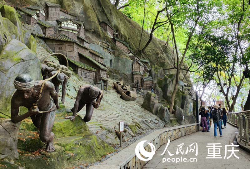 佛圖關(guān)歷史公園古巴渝交通要道雕塑。人民網(wǎng)陳琦攝