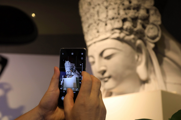 3D打印的大足石刻千手觀音主尊頭像受市民青睞。大足區(qū)委宣傳部供圖