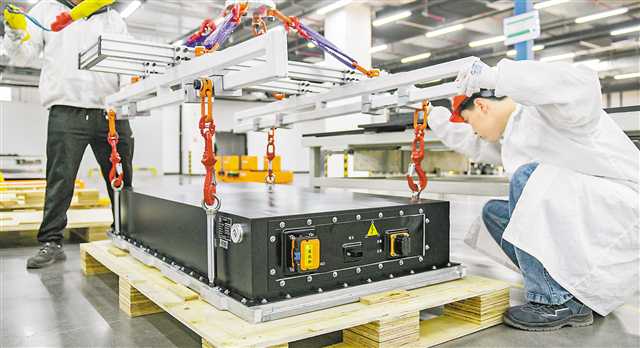 鋰電池　一月十六日，兩江新區(qū)贛鋒新型鋰電池科技產(chǎn)業(yè)園，工作人員在運輸剛下線的電池包。記者 張錦輝 攝\視覺重慶