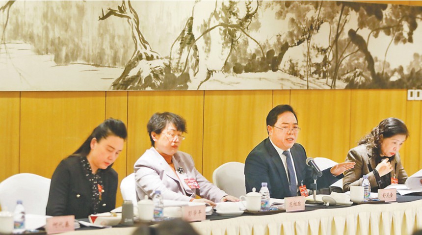 舒茂全代表（右二）就工業(yè)園區(qū)協(xié)同發(fā)展提出建議。記者 羅斌 攝/視覺重慶