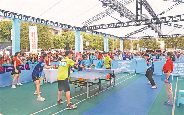 2023年9月23日，重慶市和美鄉(xiāng)村乒乓球邀請賽（村TT）總決賽在沙坪壩青木關(guān)鎮(zhèn)火熱進行，8支區(qū)縣隊伍展開比拼。通訊員 郭晉 攝/視覺重慶