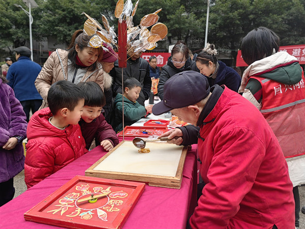 民間傳統(tǒng)藝人制作畫(huà)糖人讓小朋友目不暇接。寶圣東路社區(qū)供圖