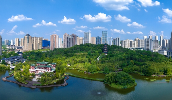 一江碧水、三面青山、六水繞城、九湖美景的山水城市。永川區(qū)委宣傳部