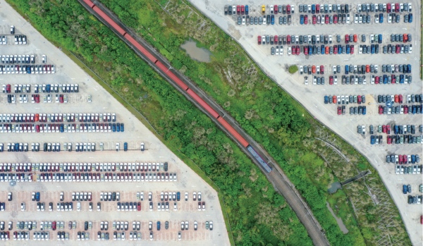 “永川造”汽車在家門口“坐”上中歐班列，直裝直發(fā)直達(dá)歐洲。永川區(qū)委宣傳部供圖