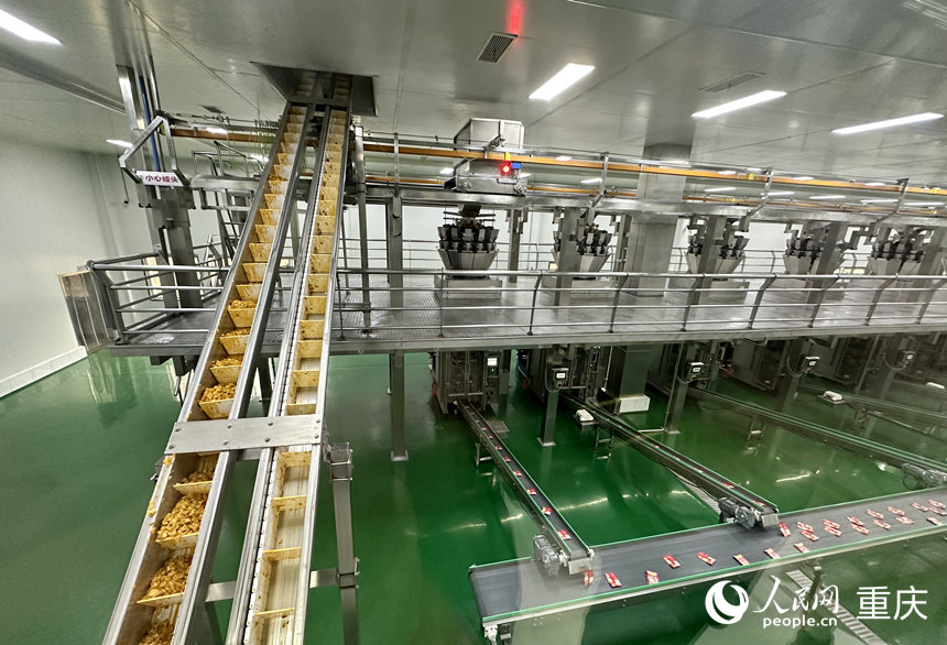 涪陵榨菜集團的烏江榨菜智能化生產(chǎn)車間。人民網(wǎng)記者 劉政寧攝