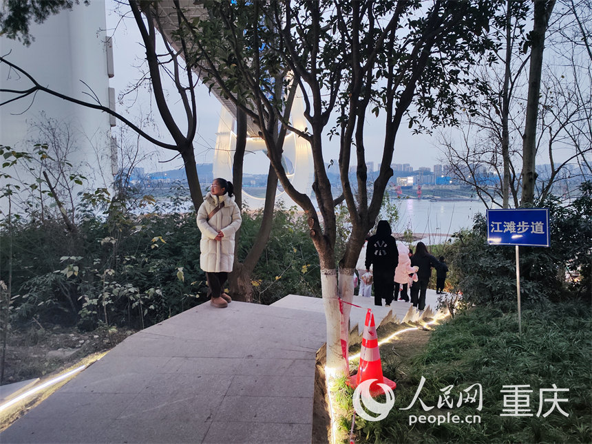 新修建的沿江步道方便市民到江灘游玩。