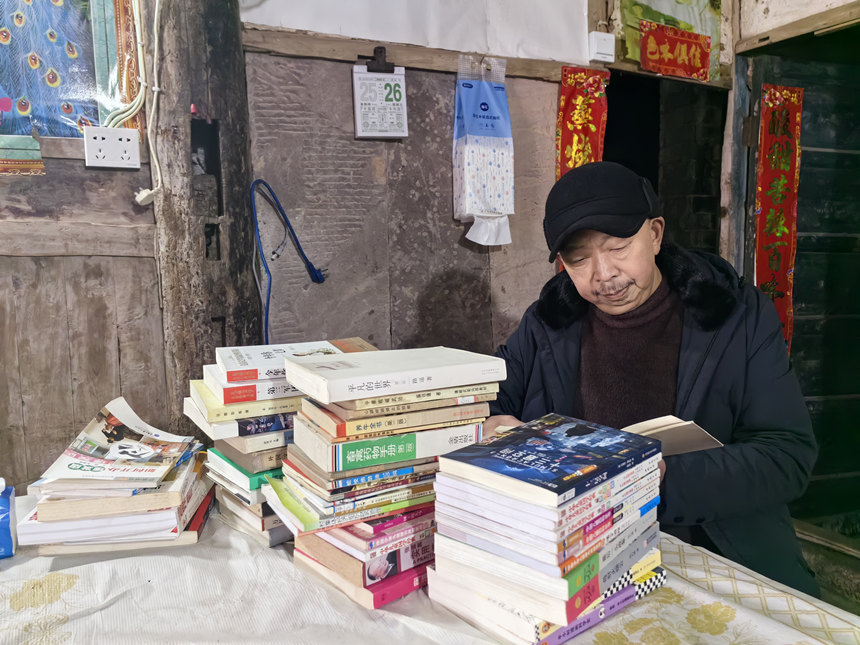 王治倫在家整理翻閱書(shū)籍。徐雯瑄攝