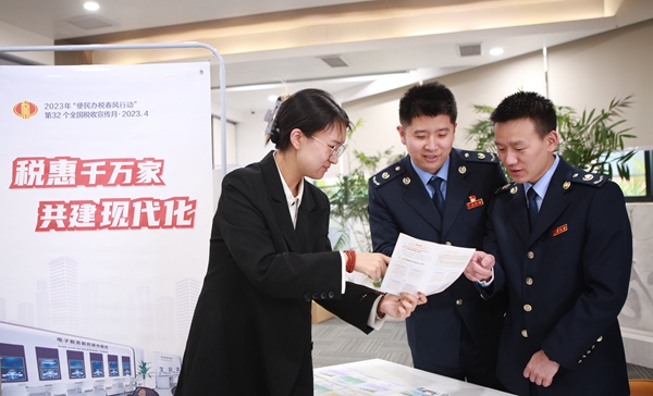 在西南大學“天生有為”眾創(chuàng)空間，北碚區(qū)稅務人員正為大學生講解就業(yè)創(chuàng)業(yè)稅收優(yōu)惠政策。吳淼攝