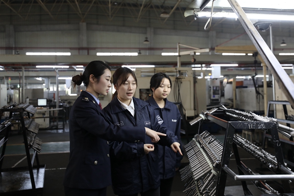 近日，涪陵區(qū)稅務人員走訪重慶美心翼申機械股份有限公司，了解生產(chǎn)經(jīng)營情況，宣傳稅收優(yōu)惠政策。馬曉敏攝