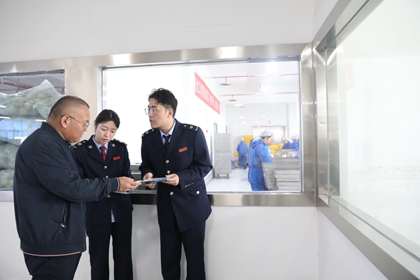 巫山縣稅務局大昌稅務所青苗服務隊走訪轄區(qū)企業(yè)，輔導其適用的稅費優(yōu)惠政策。余琦攝