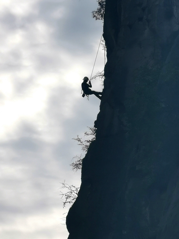 《高空攀巖，地調(diào)剪影》。7月，為做好庫區(qū)危巖治理工作，重慶地質(zhì)礦產(chǎn)研究院派出“蜘蛛人”開展高空調(diào)查，為監(jiān)測設(shè)備安裝找準定位。鄧朝松攝