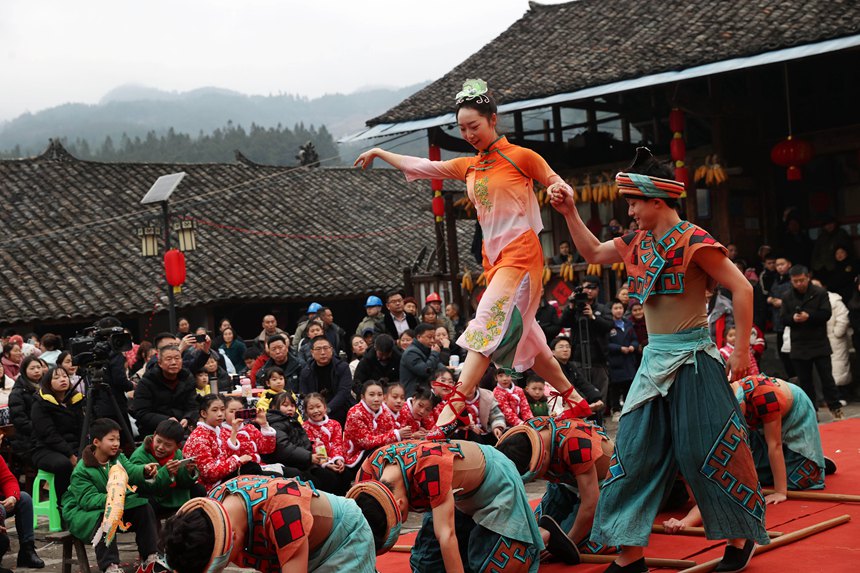 黔江區(qū)小南海鎮(zhèn)橋梁村古楓寨舉辦村晚。楊敏攝