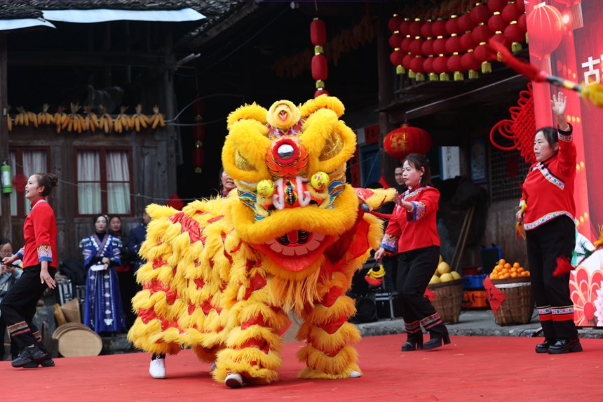 黔江區(qū)小南海鎮(zhèn)橋梁村古楓寨舉辦村晚。楊敏攝