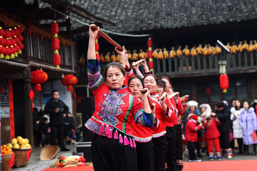 黔江區(qū)小南海鎮(zhèn)橋梁村古楓寨舉辦村晚。楊敏攝