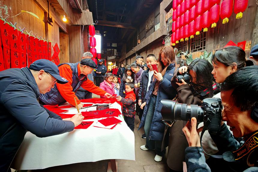 書法愛好者揮毫潑墨。蘇展攝