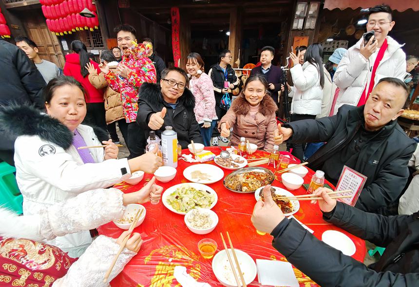 游客享用美食。蘇展攝