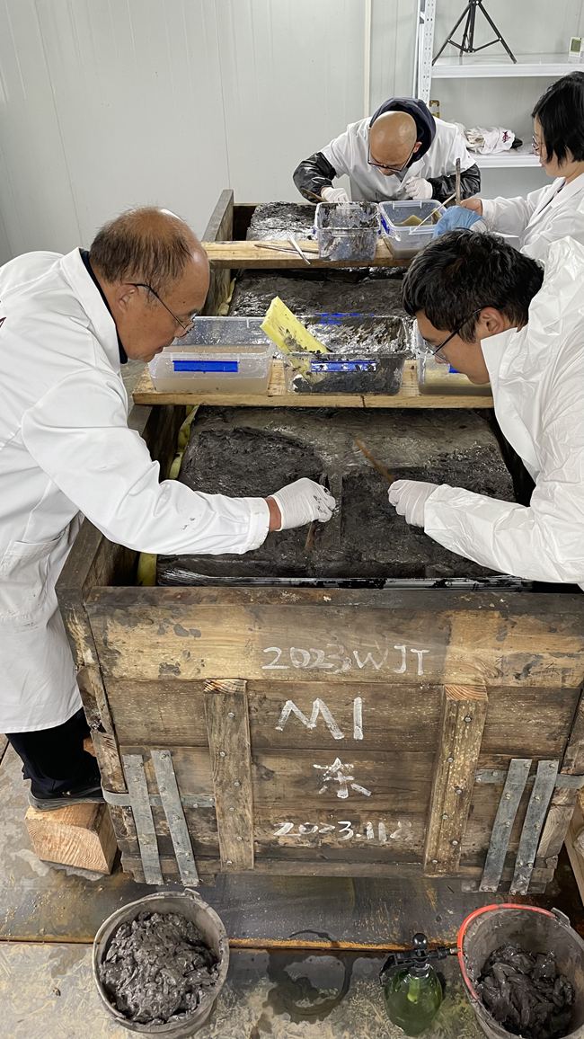 考古人員正在實(shí)驗(yàn)室清理出土文物。黃偉 攝