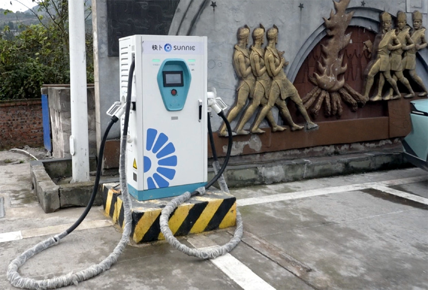 石柱停車區(qū)的“快卜”充電樁顯示故障。吳汪洋攝