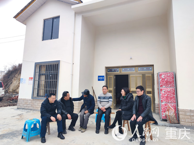 新居院壩里，村干部和村民程地同拉家常。人民網(wǎng) 陳琦攝