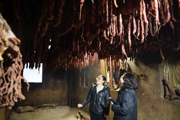 近日，城口縣稅務(wù)人員走訪重慶巴山物語食品加工有限公司，了解生產(chǎn)經(jīng)營情況，宣傳相關(guān)稅收優(yōu)惠政策。重慶市稅務(wù)局供圖